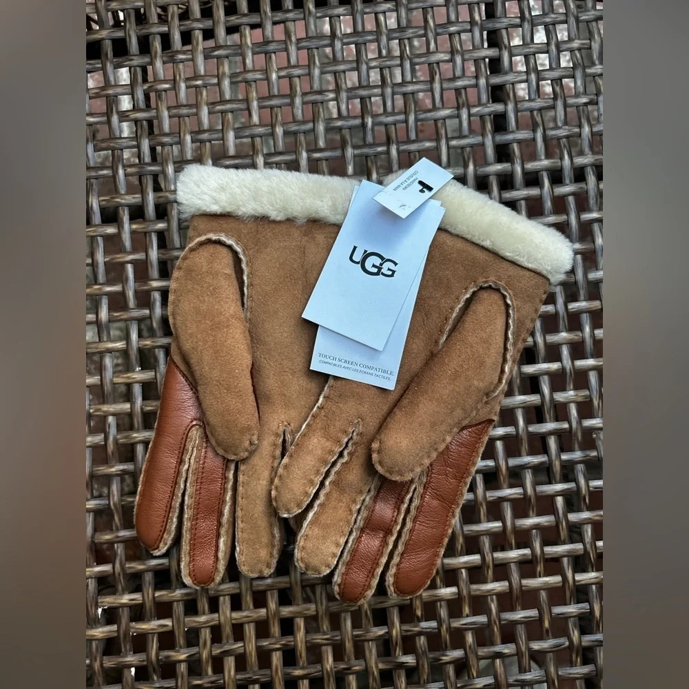 UGG Seamed Sheepskin Tech Gloves in Chestnut New with Tags!
